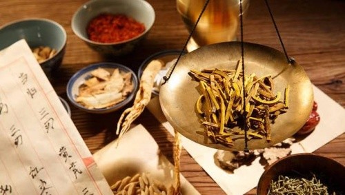 由于中药药浴是按照中医辨证施治的原则,根据不同的病情,加入不同的