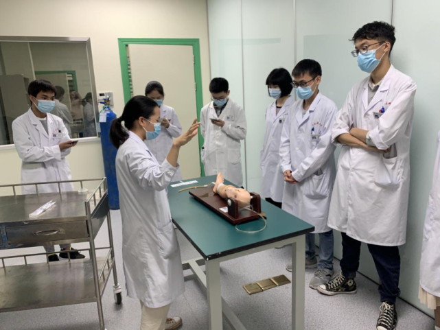 图|内科学老师给本科实习生进行临床技能培训