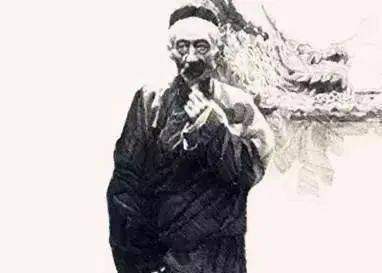 是因为我们后人站在后代的浪潮里,体会到了辜鸿铭身为一个大学者超越