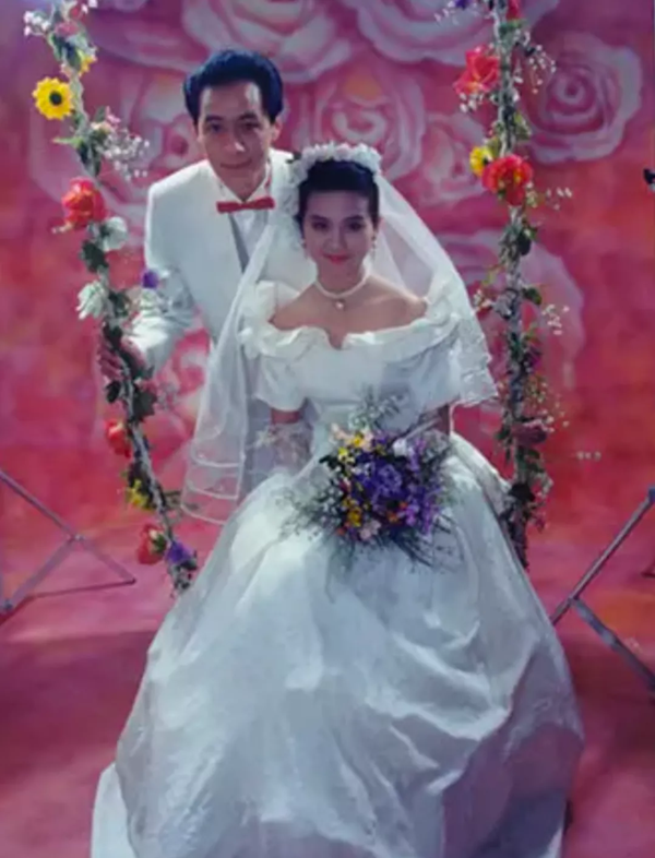 1998年6月18日,何冰与李海洋正式登记结婚,在婚礼之前,李海洋还偷偷给
