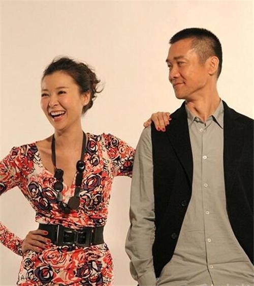 31岁嫁黄志忠,结婚13年被抛弃,巅峰时隐退的她,后悔丈夫走红