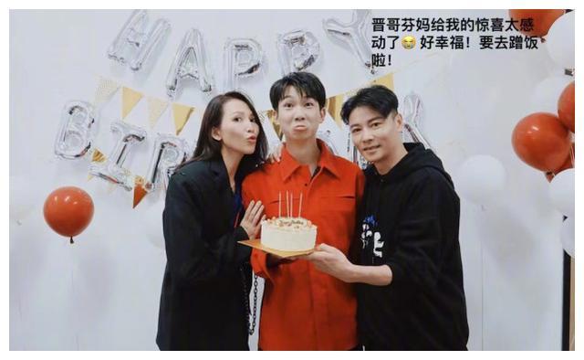 白举纲晒照庆28岁生日,13届快男兄弟同框,小白称呼张晋为晋哥