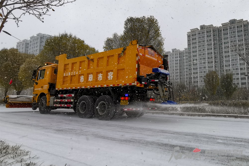 清运积雪120余吨!乌鲁木齐千余辆清雪车万余名保洁员在行动