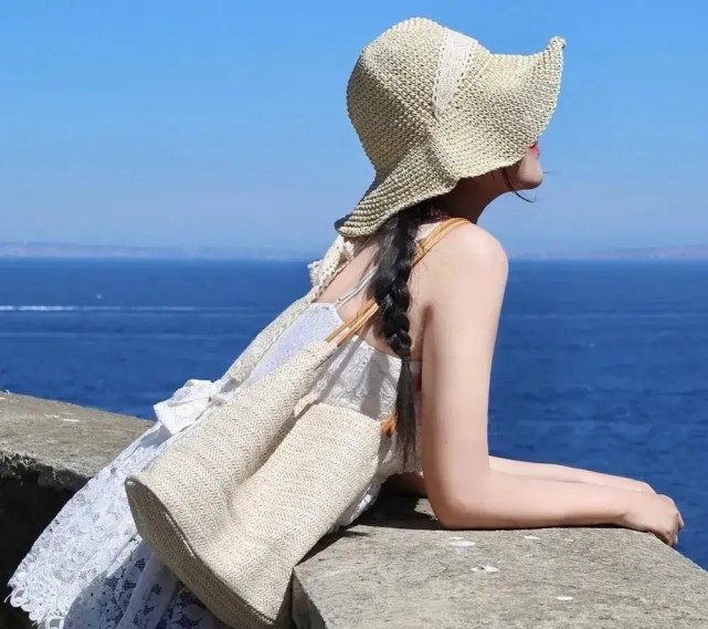 超甜美的海边背影女生头像