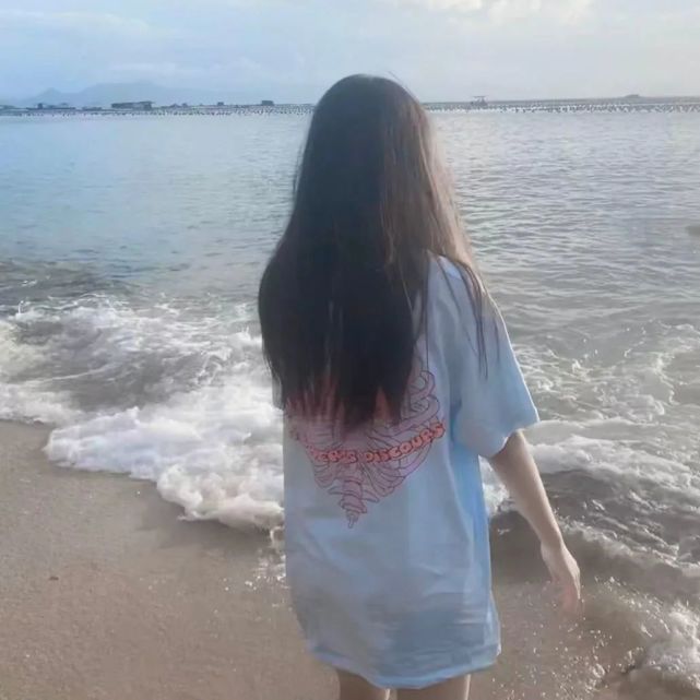 超甜美的海边背影女生头像