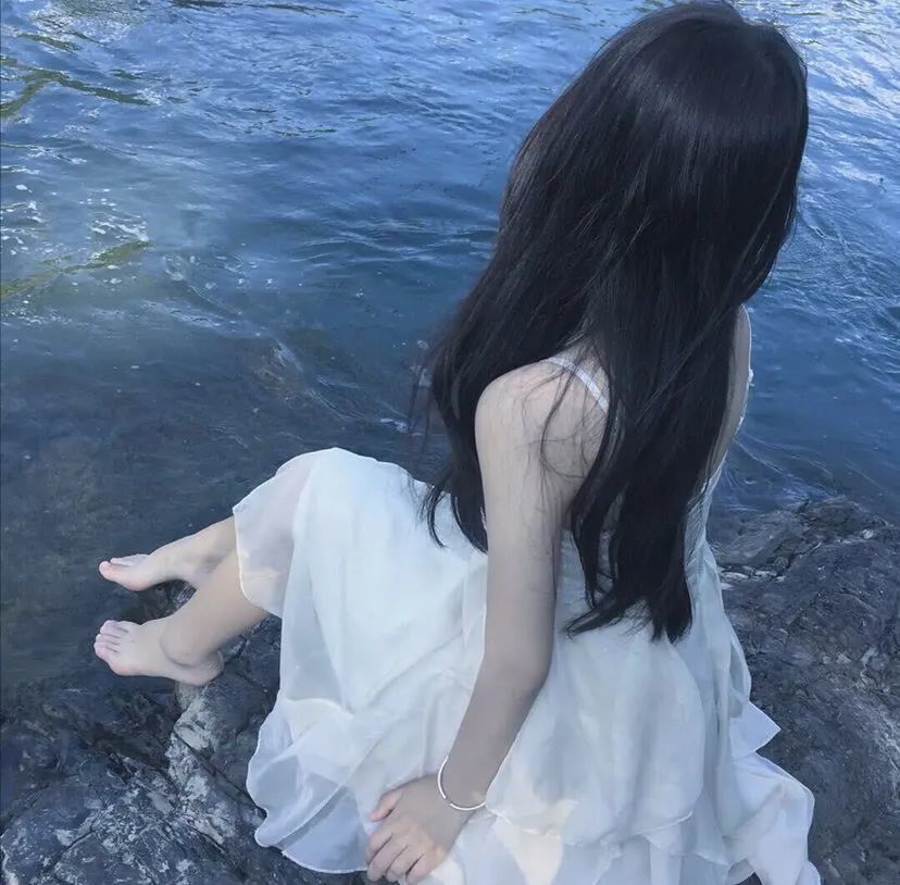 超甜美的海边背影女生头像