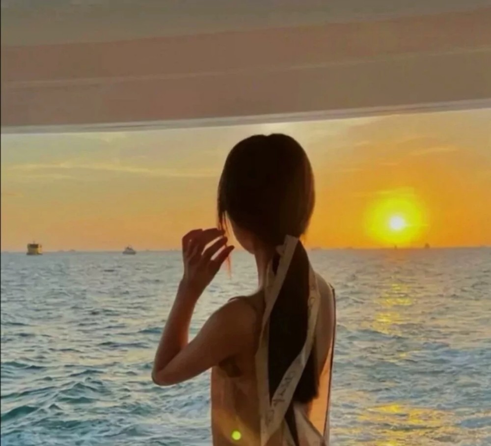 超甜美的海边背影女生头像