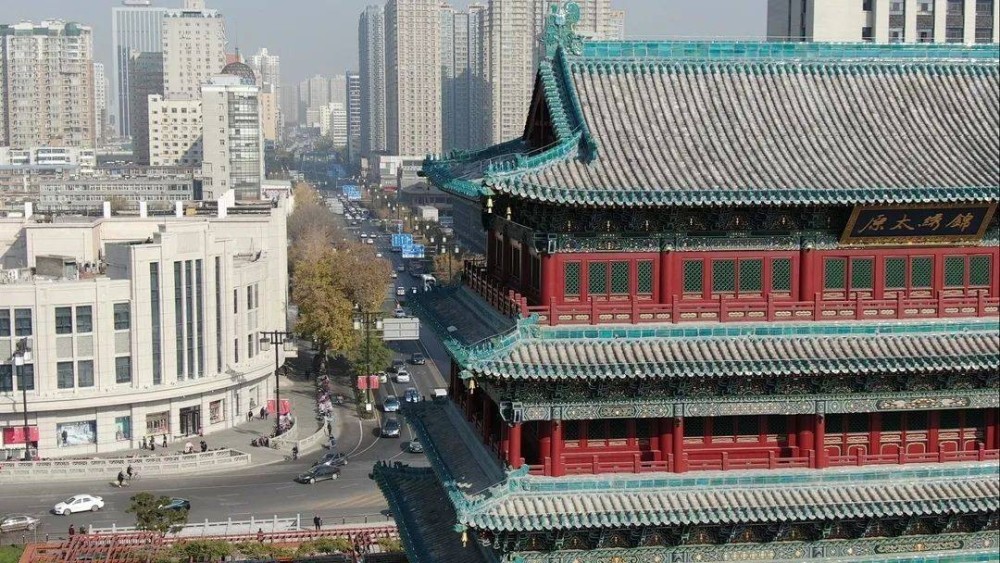 近日,太原市五一广场首义门复建工程竣工并拆除围挡,正式与市民见面.