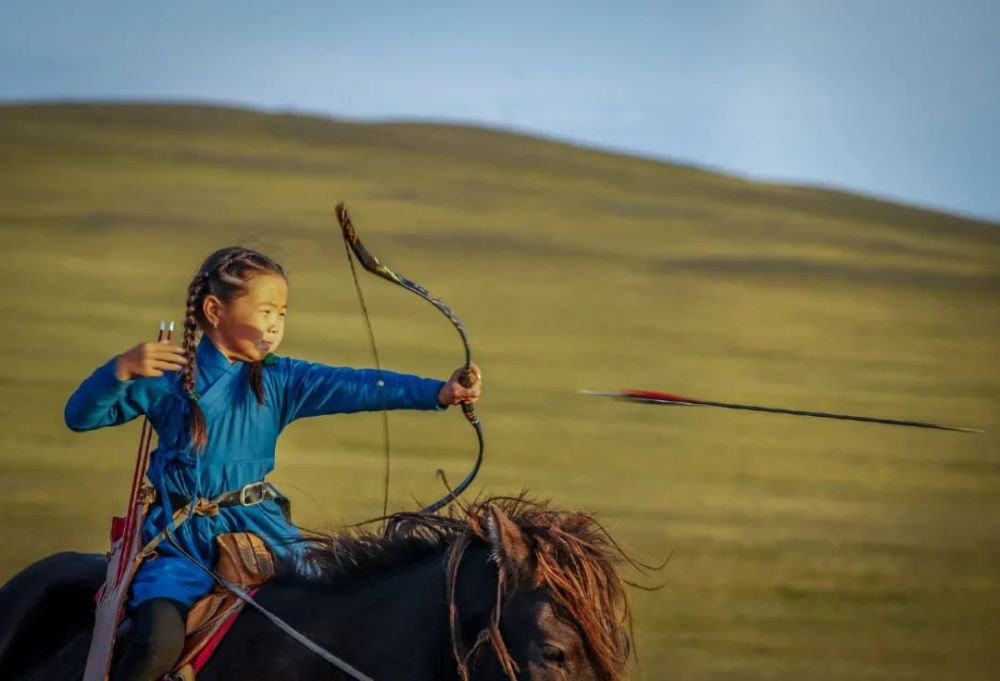 【绘画参考】蒙古小女孩的骑马射箭动态参考(动态速写素材)_腾讯新闻