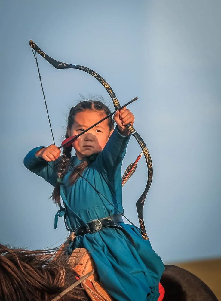 绘画参考蒙古小女孩的骑马射箭动态参考动态速写素材