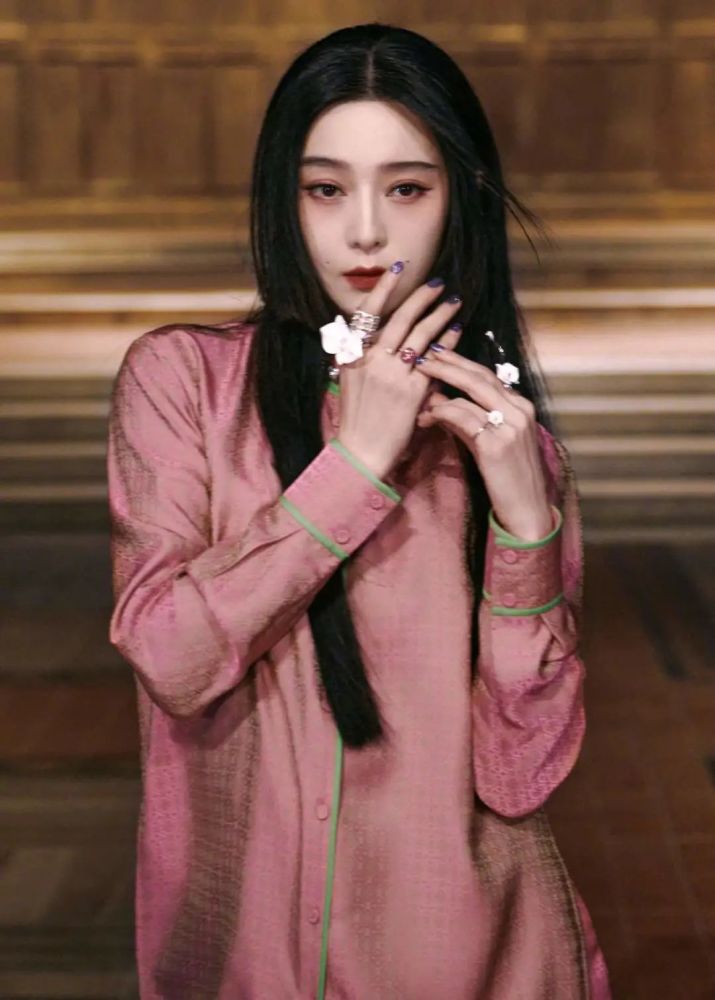 东方的芭比娃娃,这么多年以来,范冰冰还是这么的漂亮女迷人,少女感的