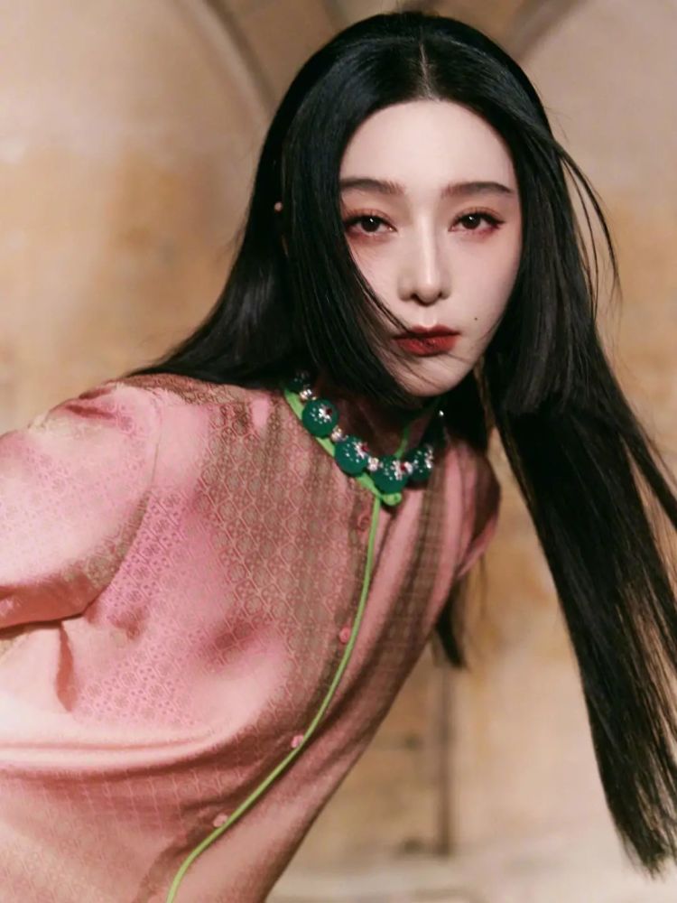 东方的芭比娃娃,这么多年以来,范冰冰还是这么的漂亮女迷人,少女感的