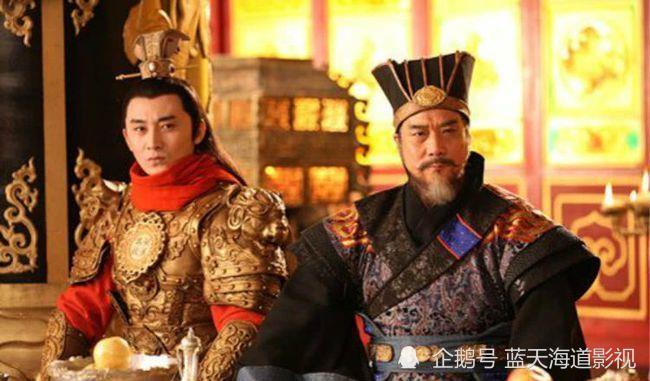 宇文化及出身官二代之家,他的父亲宇文述可是两朝元老,朝廷中没有人不