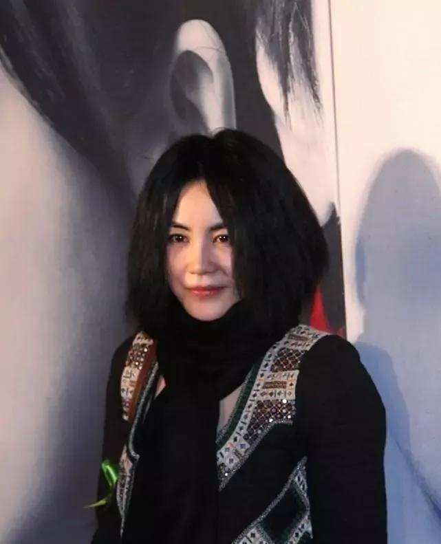 王菲确实该服老了穿印花外套扎围巾像小老太缩着脖子仪态不佳