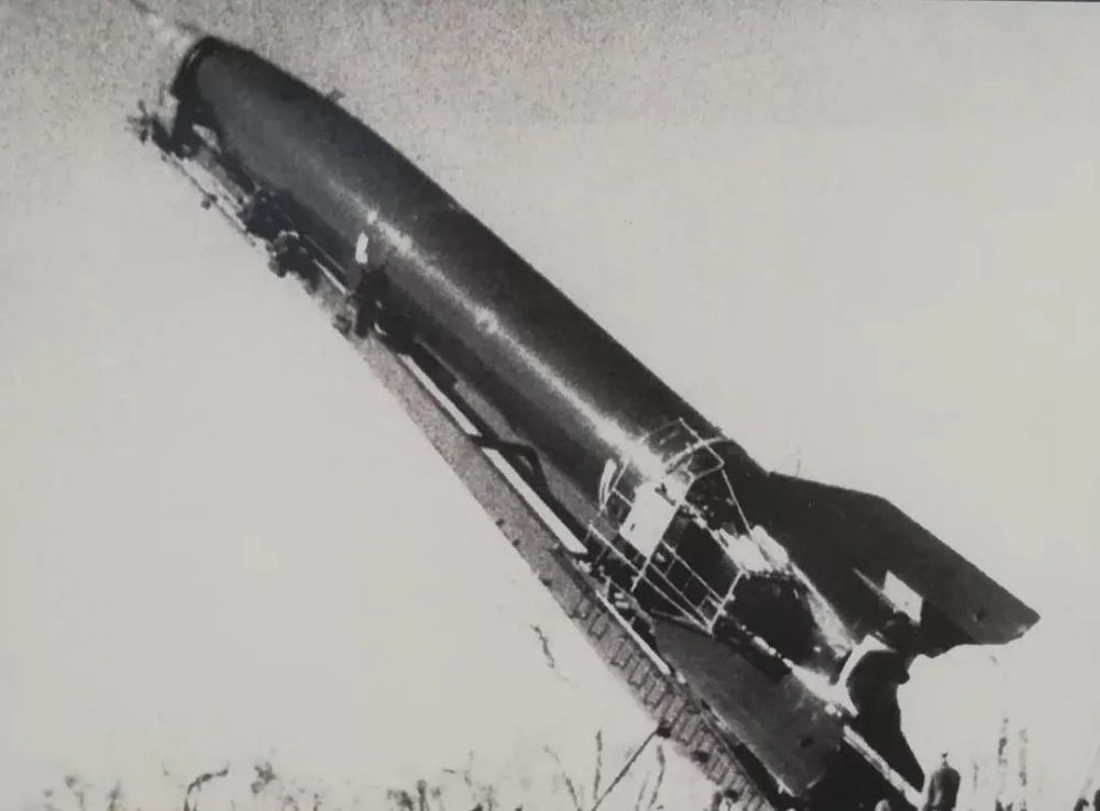 百年瞬间我国第一枚国产近程导弹东风一号发射成功