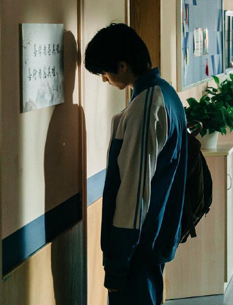 朱志鑫哪吒剧照来袭见义勇为保护女同学手拿火尖枪正义凛然