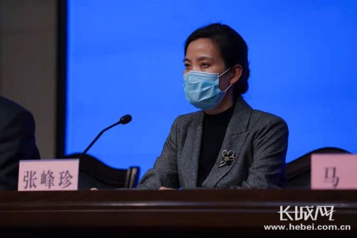 石家庄市副市长张峰珍介绍疫情防控工作相关情况.