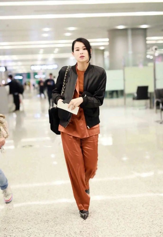 40岁胡杏儿真会穿丝绸外套搭配阔腿裤高级精致慵懒随性
