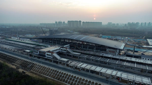 郑济高铁濮阳东站内黄站雏形初现站房建设接近尾声