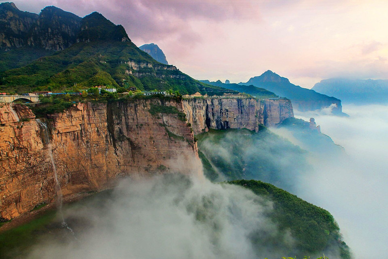山西一旅游风景区有八百里最著名的自然景观有避暑天堂之称