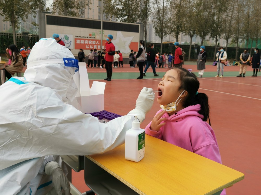 按年级分批次郑州管城区多所小学开展全员核酸检测