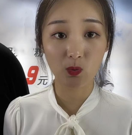 陈亚男陷入"整容风波",初中照曝光后,网友:小伟好眼光