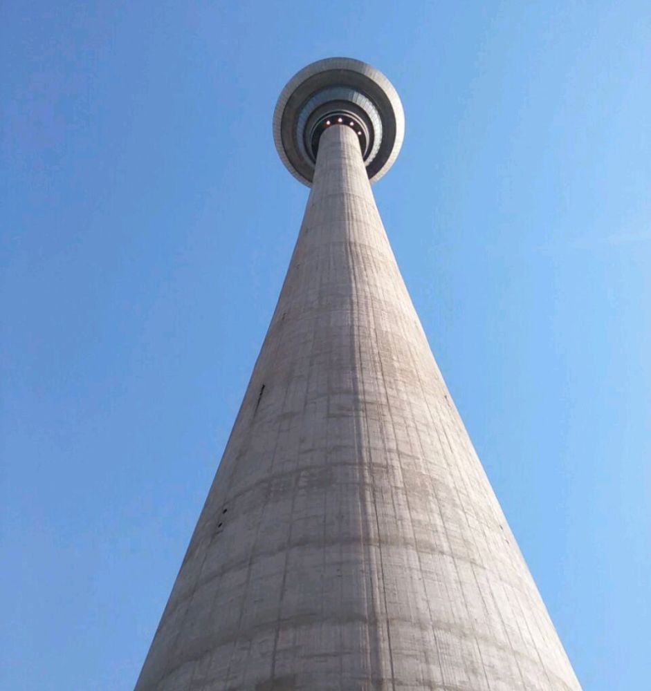 天津广播电视塔还有一特别之处,该塔塔座中央设有4部高速电梯,这种