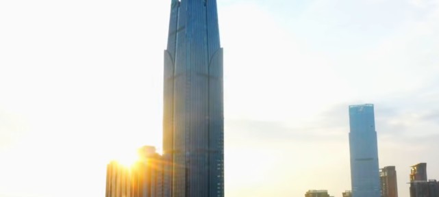 目前这栋高达381米的龙光世纪大厦由于地处南宁的核心区,这里的城市