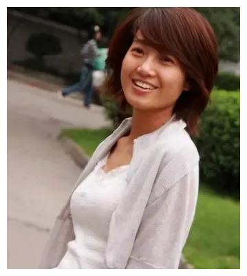 母亲便开始了还债生涯,尽管生活仍旧捉襟见肘,母亲依然选择将朱丹接到
