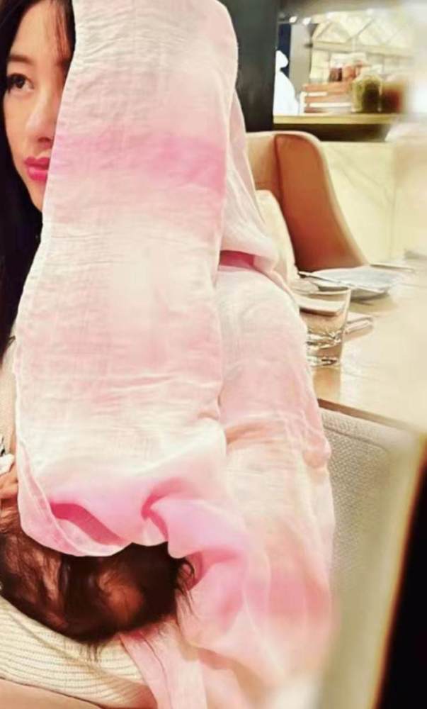 37岁朱珠晒产后哺乳照,淡妆出镜眼神坚定,初为人母美貌依旧