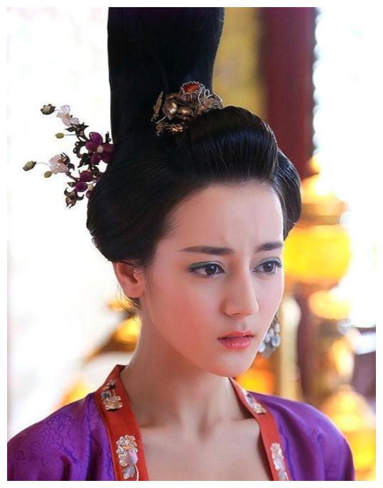 与此同时,迪丽热巴在《美人制造》中的状态也很在线,尽管妆发很雷人.