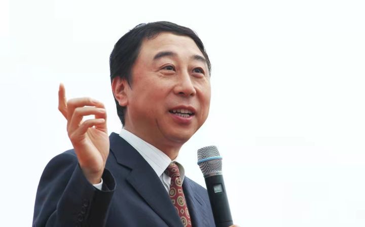 "老艺术家"冯巩,曾被保姆索要50万封口费,如今的他过得怎样?