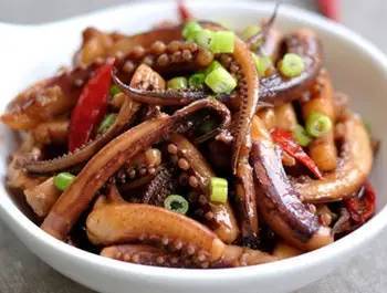 食材:鱿鱼须,油,盐,小葱,生姜,甜面酱,料酒做法:1,葱姜切细丝,鱿鱼须