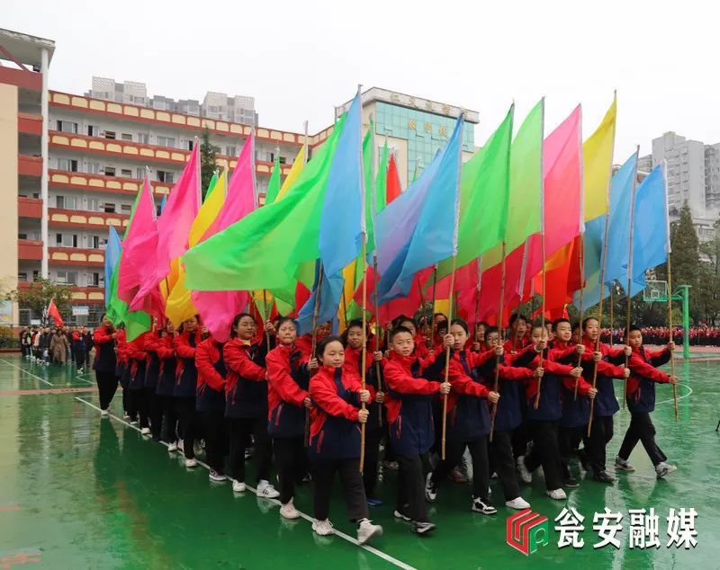 11月3日,瓮安四中第九届校运会暨文化艺术节在学校操场开幕,全校3700