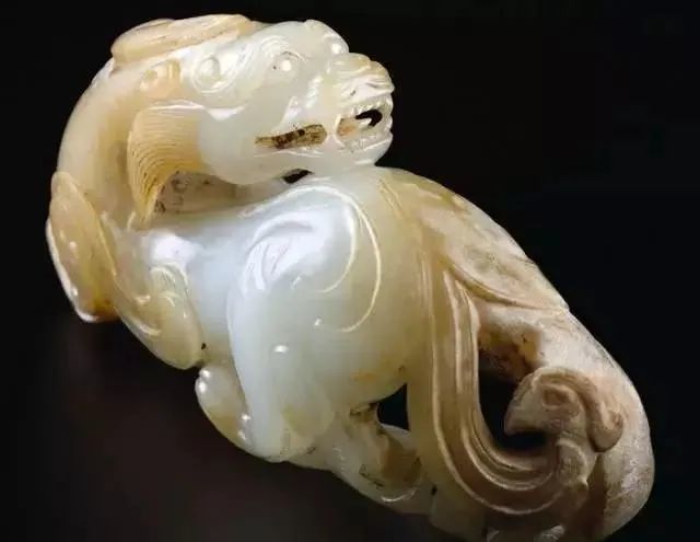 辟邪是独角,带翼的狮首类神兽形象,早年从西域传入,两汉之际广泛流行