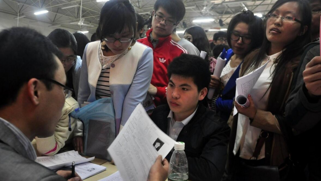 在内卷严重的当下,即便是985大学生,也要面临着找工作的压力,他们对于