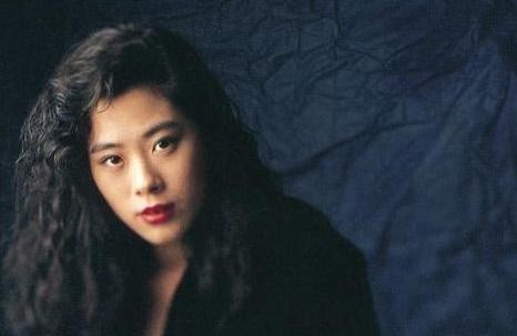 "乐坛妖精"关淑怡,年轻时和王菲齐名,却因未婚生子自毁前程