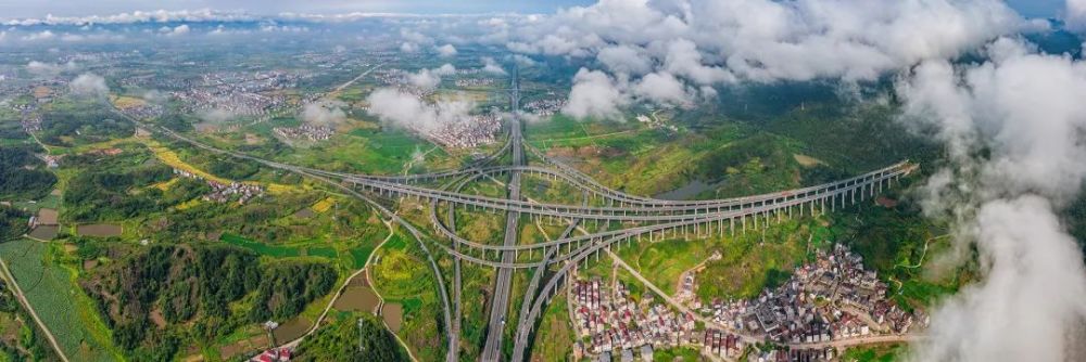 怀鲁互通视·角郑建斌《春暖花开》陈周滨《云端上的工地》方立贵