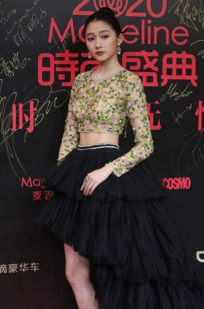 关晓彤真不愧是腿精穿露脐装尽显长腿完全遮盖大骨架的身材