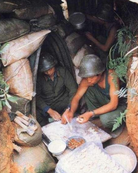 老山第一兵邢志强,过生日连长冒死送烧鸡,听着军长五音不全的歌