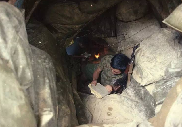 老山第一兵邢志强,过生日连长冒死送烧鸡,听着军长五音不全的歌