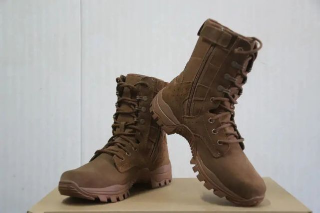 解放军高原部队配发新型防寒靴:星空迷彩涂装 轻量化