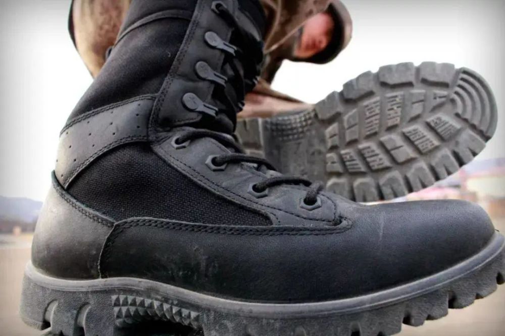 解放军高原部队配发新型防寒靴:星空迷彩涂装 轻量化设计