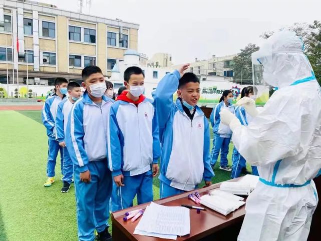 接到核酸检测通知的华阳中学第一时间动了起来,统计学生名单,安排
