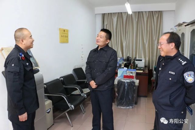 寿阳县公安局政委刘辉,副局长马永旺为外出远行执行任务的民警践行