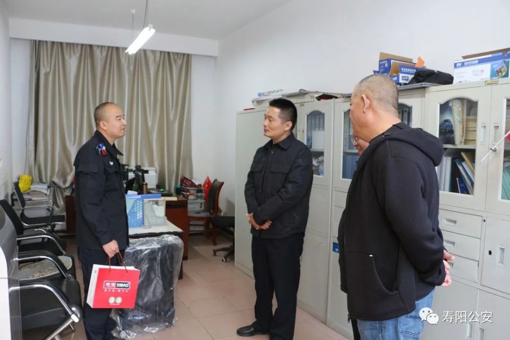寿阳县公安局政委刘辉,副局长马永旺为外出远行执行任务的民警践行