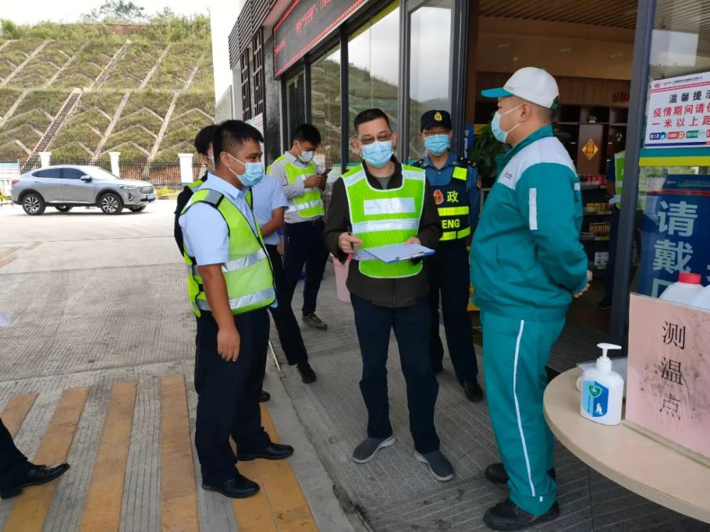 随后,洪显诚带队对大潮高速公路重点高边坡,隧道,桥梁,路基,路面等