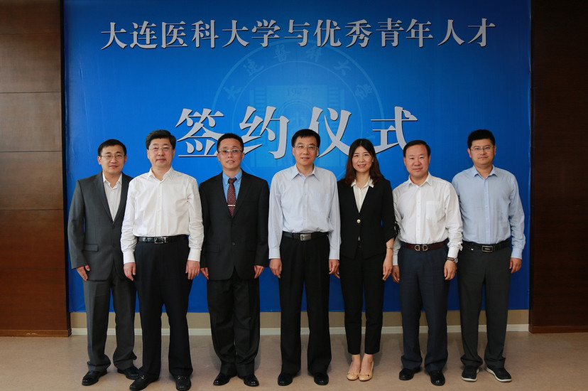根据资料显示,大连医科大学的这名学者是北大医学院博士毕业,离职前是