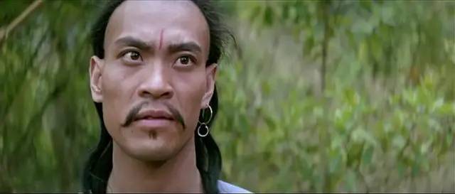 比如那部没有九叔却非常惊艳的《僵尸叔叔》,钟发就饰演一个过路道士