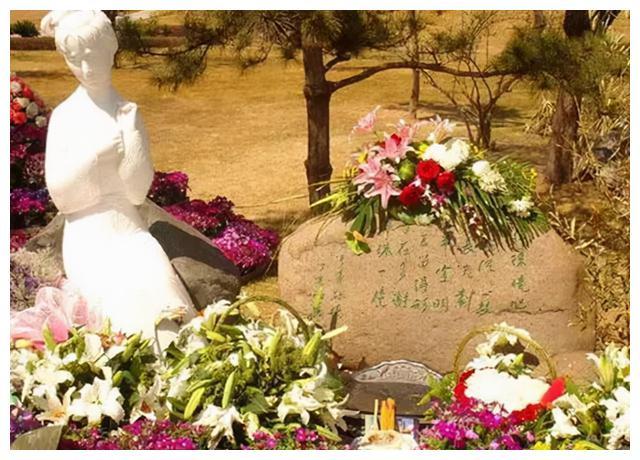 陈晓旭骨灰安放仪式:父亲几度哽咽,长跪于地,墓地旁建